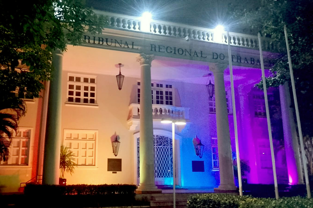 Luzes da Diversidade: sede do TRT-CE se ilumina pelas cores do arco-íris no Mês do Orgulho